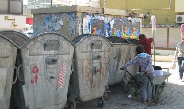 E pazakontë/ Fëmija rom kërkoi lëmoshë, një shofer e mbyll në koshin e plehrave