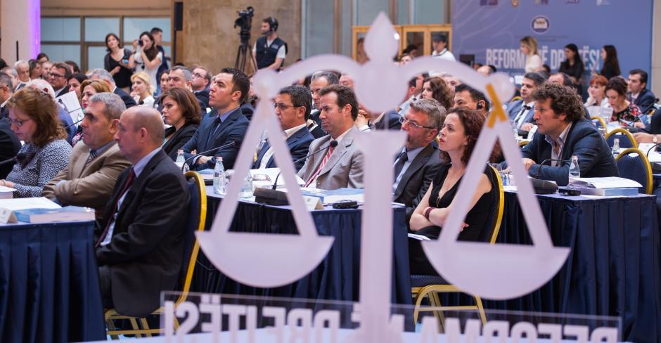 Mbërrijnë në Tiranë 8 ‘rojet’ ndërkombëtarë të vettingut