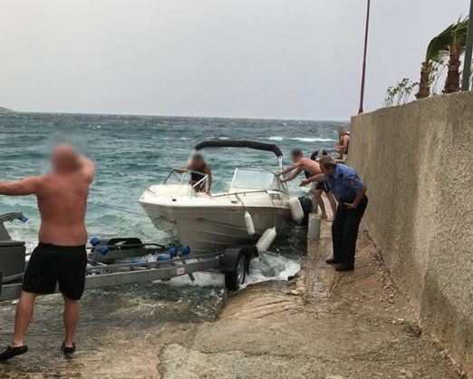 Skafi ngec në det, rrezikojnë të mbyten turistët suedezë në Sarandë