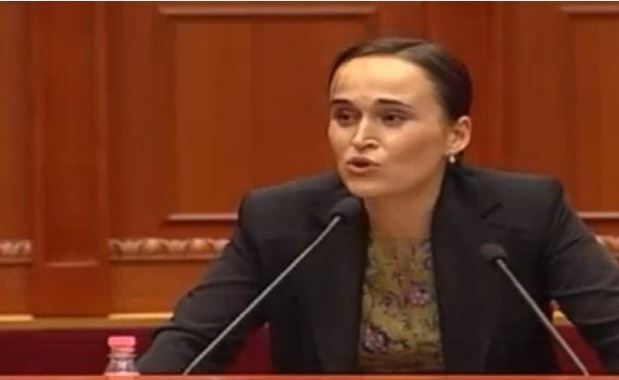 Fjalimi tronditës në Parlament, vajza nga Dibra përlot deputetët (VIDEO)