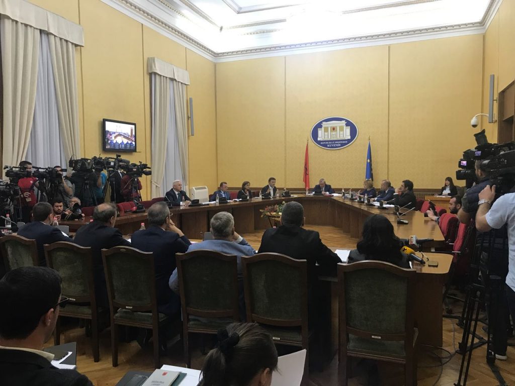 Nis mbledhja me dyer të mbyllura, Tahiri largohet nga Kuvendi