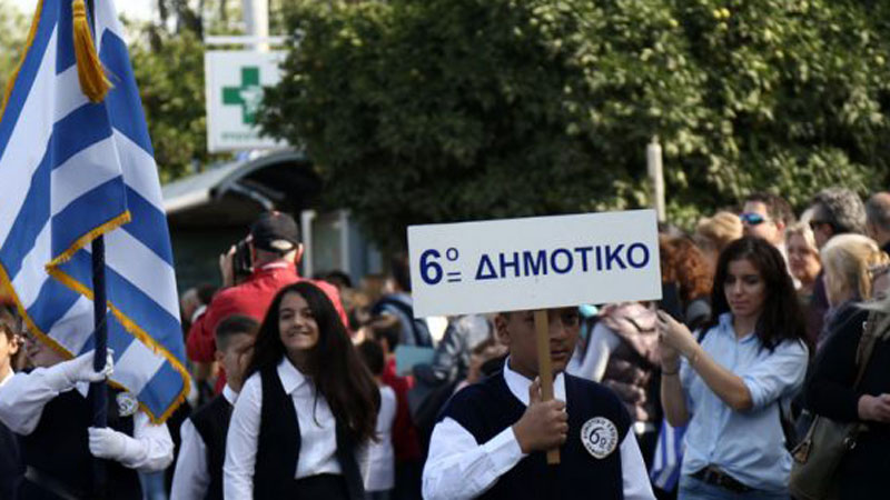 Incident në Greqi me vajzën shqiptare që mbante flamurin grek në festën kombëtare
