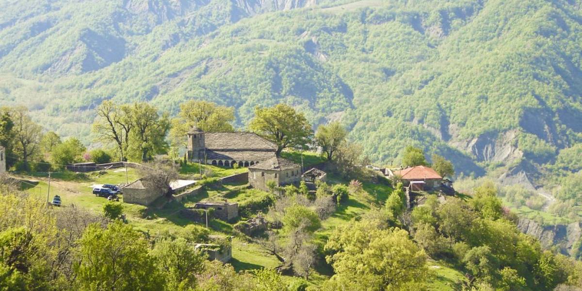 Si po rrënohet Kisha e Shën Pjetrit dhe Pavllos në Zagori (VIDEO)