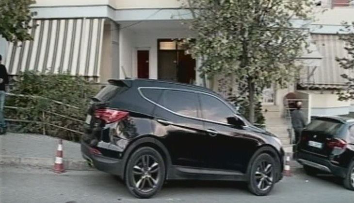 VIDEO/ Prokuroria i kontrollon banesën, Saimir Tahiri tymos puro në ballkon