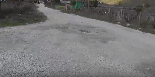 Shihni si e ka lënë Zamira Rami këtë lagje të Gjirokastrës (VIDEO)