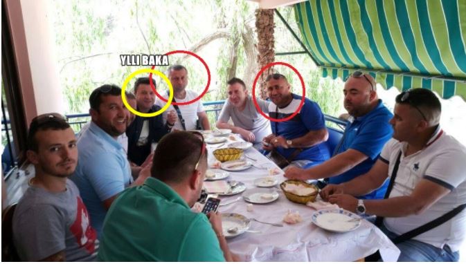 Publikohet fotografia, Ylli Baka duke drekuar në Dhërmi me Habilajt dhe shefin e policisë