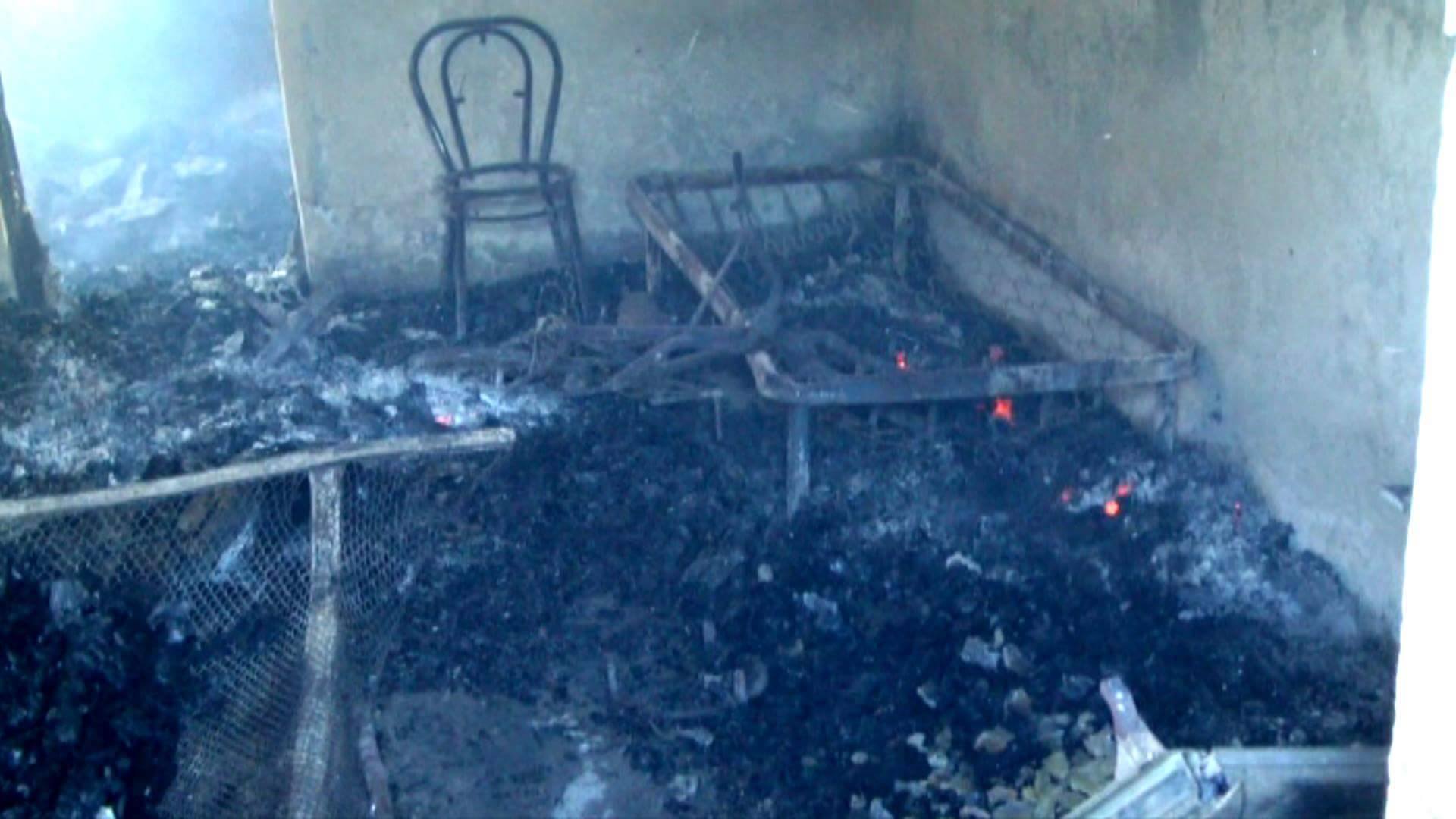 Memaliaj, ndezin zjarrin për të nxjerrë rakinë, por i vënë flakën shtëpisë