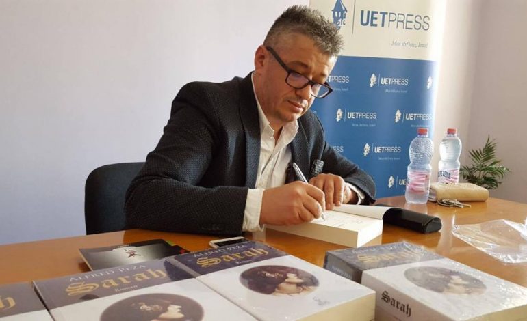 Ish-deputeti promovon në Tepelenë librin e tij (FOTO)