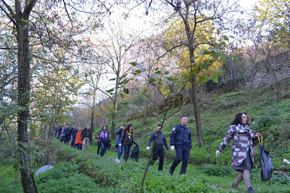 Gjirokastër, Zamira Rami nuk del në aksionin e pastrimit, dërgon punonjësit e bashkisë (FOTO)
