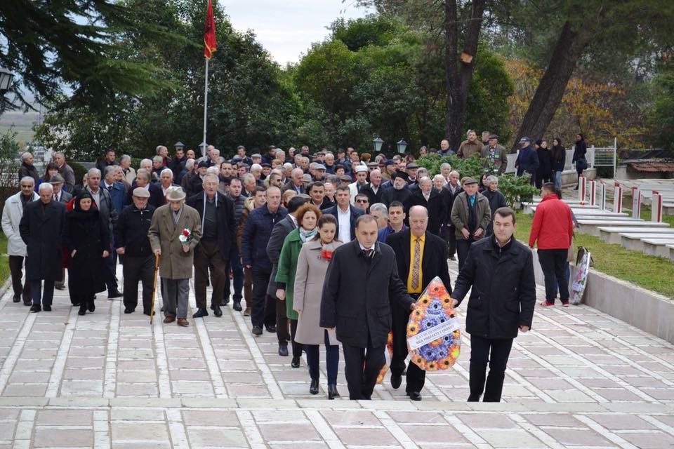 29 Nëntori në Gjirokastër, politika feston sërish e ndarë (FOTO)