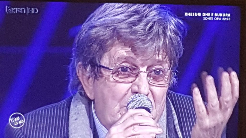Vdekja e kompozitorit, TV Klan ndërpret transmetimin e emisionit ‘C’e la vie’