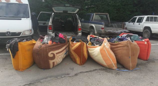 Kontrabandë me veshje, në pranga doganierë dhe policë