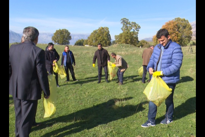 Flamur Golemi ‘përvesh mëngët’, i bashkohet aksionit për pastrimin e mjedisit (VIDEO)