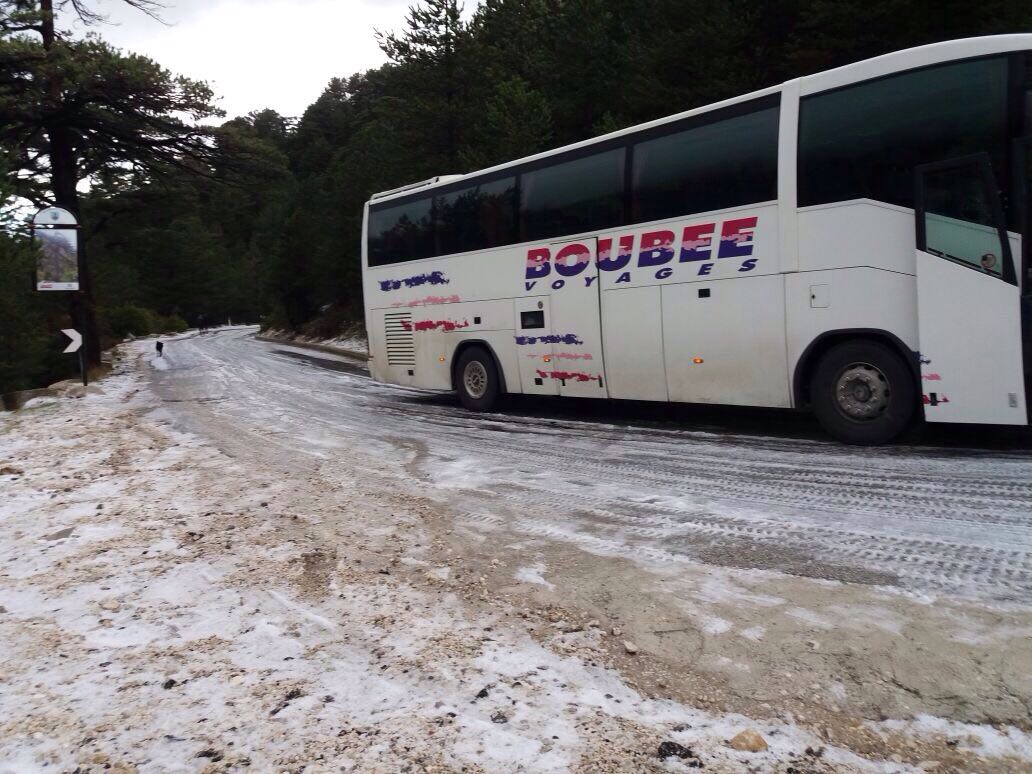 ‘Ngrin’ Llogaraja, shihni rrugën e bllokuar nga dëbora (FOTO)