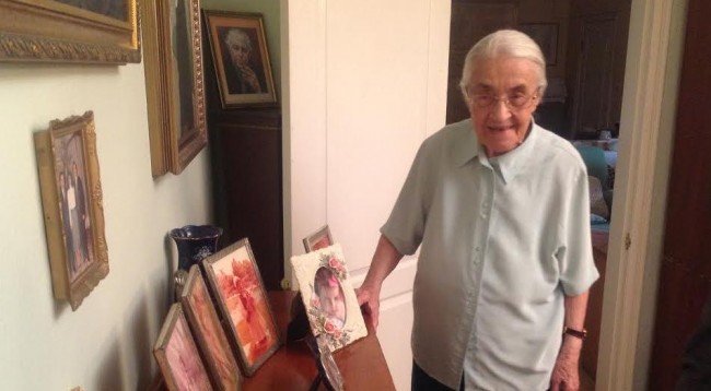 Nexhmija mban në dhomën e gjumit bocetin e bustit të Enver Hoxhës në Gjirokastër (FOTO)