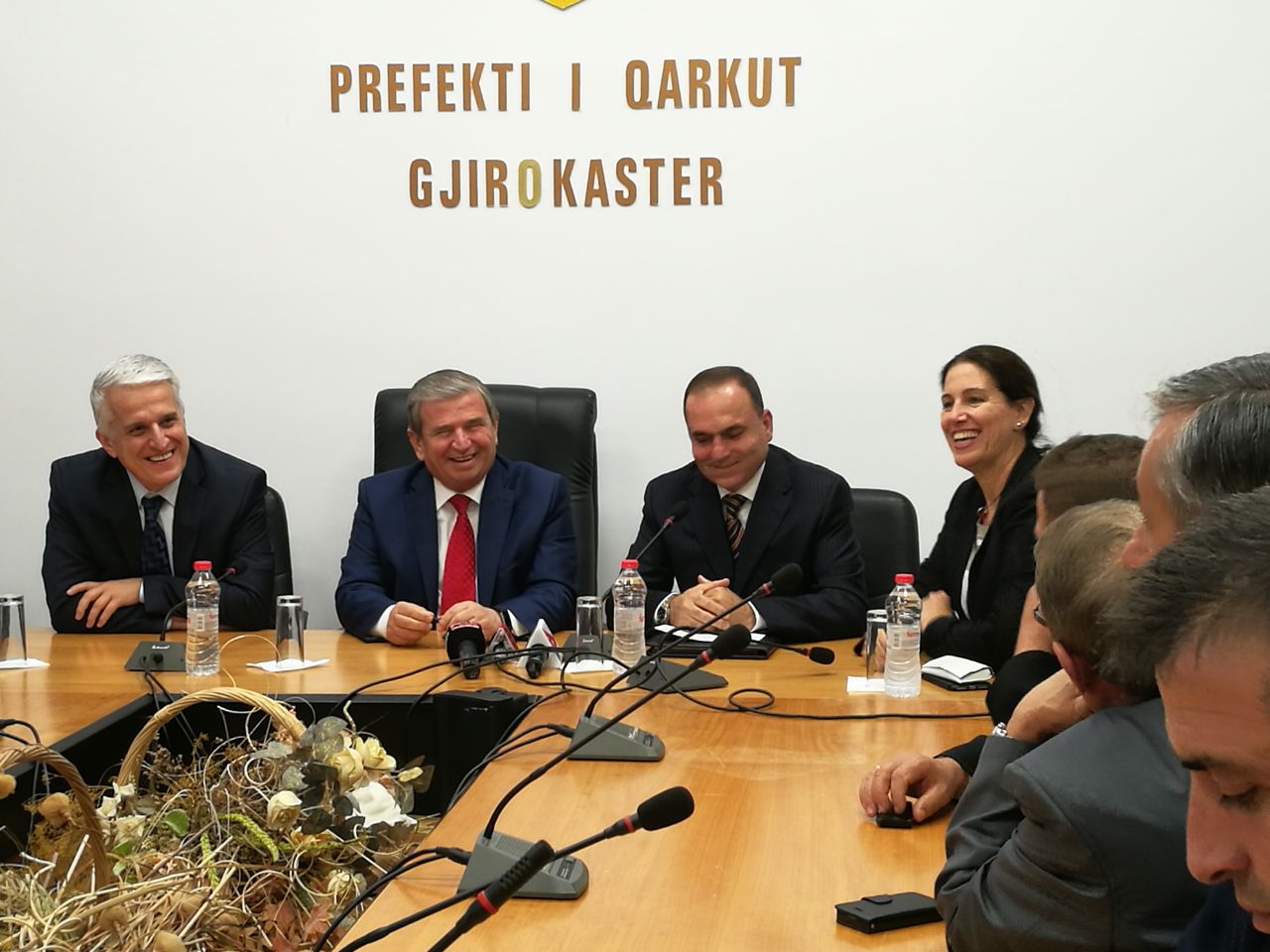 Tenderin 8.3 milionë lekë që s’e bëri dot Flamur Bime, e bën Astrit Aliaj. Prefekti i ri i Gjirokastrës nis detyrën me mobilimin e zyrave