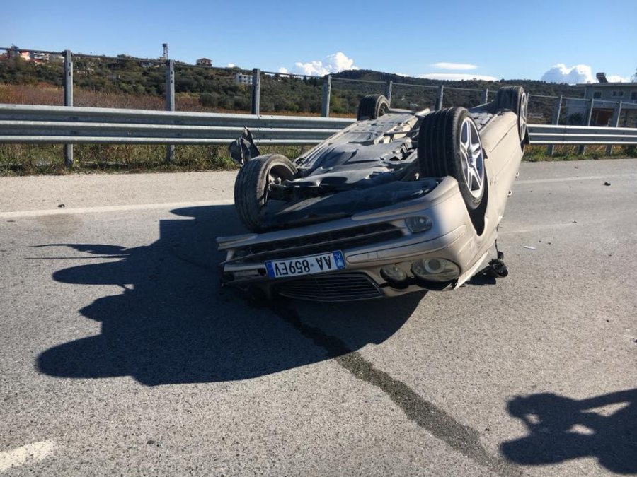 Makina përmbyset në rrugë, dy të plagosur rëndë nga aksidenti automobilistik (FOTO)