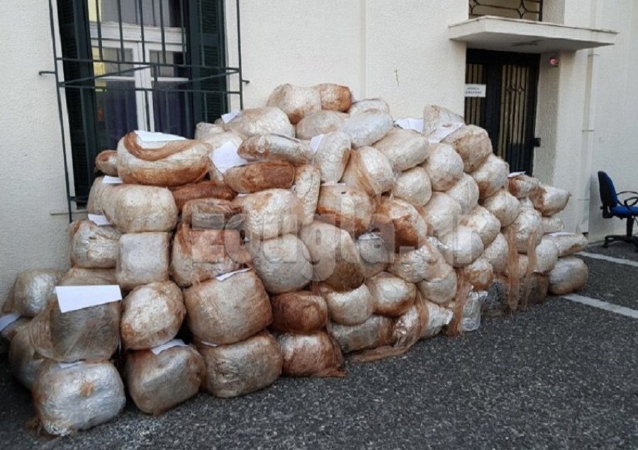 Gomonia me 1.6 ton drogë kanabis e nisur nga Shqipëria, policia greke arreston 6 shqiptarë