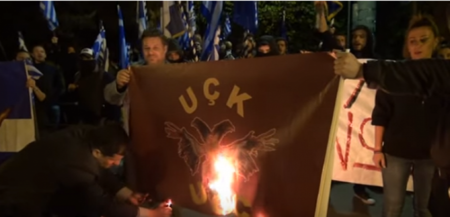 Grekët i vënë flakën flamurit të UÇK-së para ambasadës shqiptare në Athinë (VIDEO)