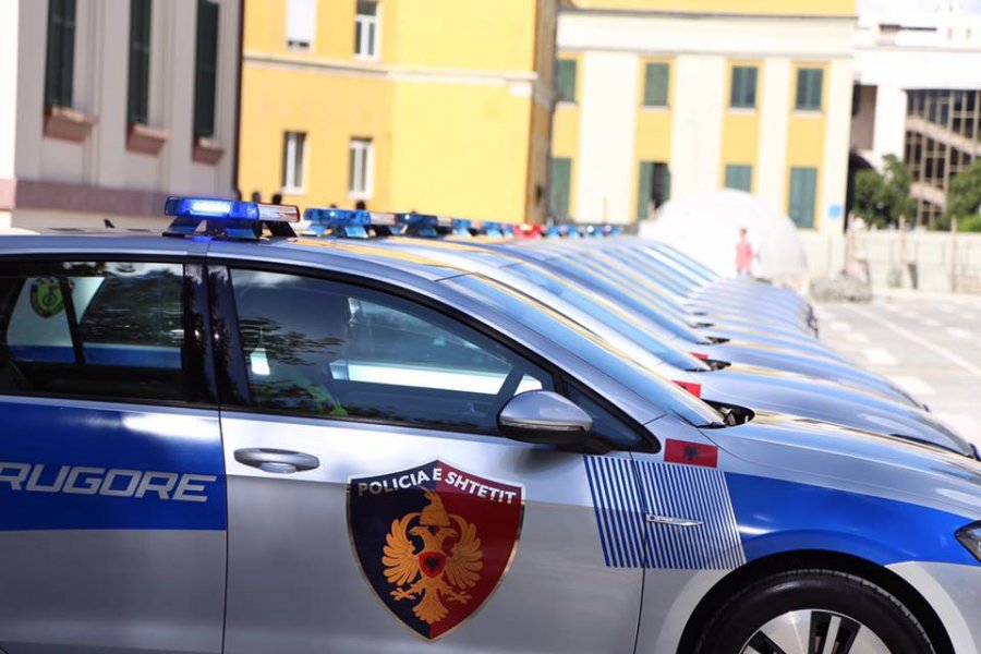 Denoncimi/  Policia nderon anëtarin e një grupi kriminal që po hetohet nga…