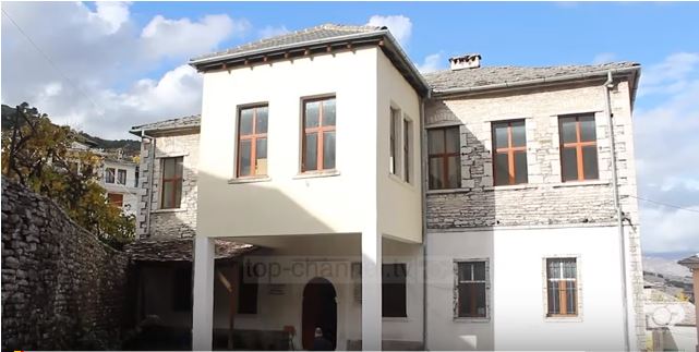 Shkolla artistike në Gjirokastër nuk ka klasa, nxënësit bëjnë mësim në oborr (VIDEO)