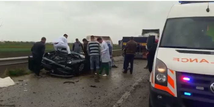 Aksident i frikshëm/  Mermeri bie nga kamioni dhe godet veturën (VIDEO)