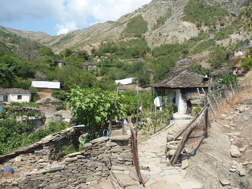 Plas sherri në një fshat të Përmetit, 57-vjeçari qëllon me grusht një grua, kallëzohet në Prokurori