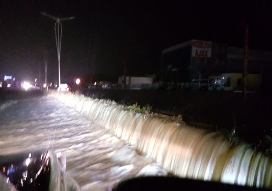 E rëndë/ Mbushet me ujë autobusi i linjës Gjirokastër-Tiranë, panik tek pasagjerët