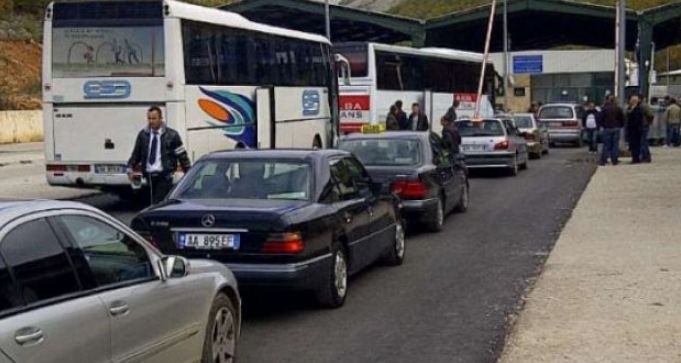 Rikthehen radhët në kufi, pala greke punon vetëm me një sportel