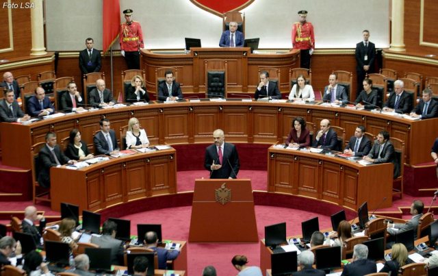 6 deputetë milionerë “të pastrehë”, Kuvendi u siguron shtëpi në Tiranë (Emrat)