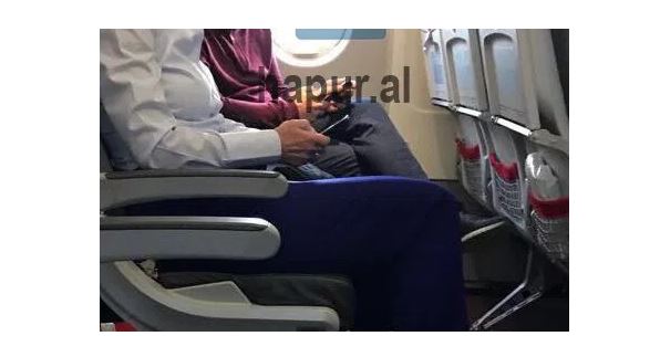 Saimir Tahiri kapet ‘mat’ në avion. Po ikën apo po kthehet ish-ministri i Brendshëm? (FOTO)