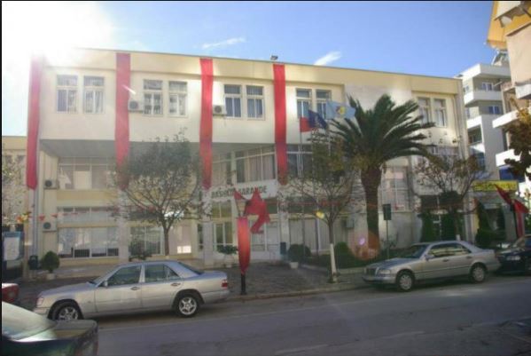 Sarandë, i riu kallëzohet në Prokurori pasi preu pemët dekorative të Bashkisë