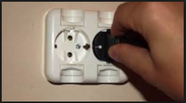 Rregullonte prizën e televizorit, por e zë korrenti dhe vdes