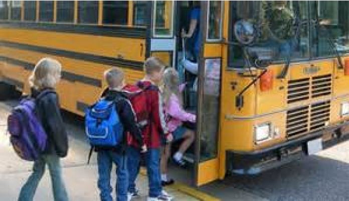 Sarandë, nxënësit ndërpresin mësimin, s’ka mjet transporti për t’i çuar në shkollë