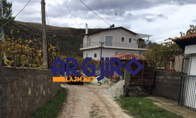 Kjo është shtëpia e Elton Çiçës në Tepelenë. Tre persona të armatosur grabitën serverin e kamerave