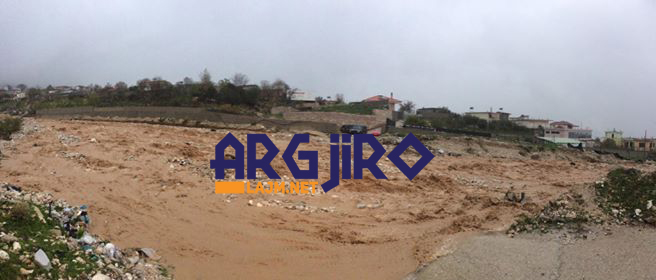 Vërshimi i ujërave, izolohet një lagje e Lazaratit, banorët kërkojnë ndihmë (FOTO)