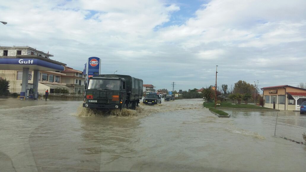 Paralajmërimi për shoferët: Kujdes! Përmbytet kjo rrugë në jug të vendit