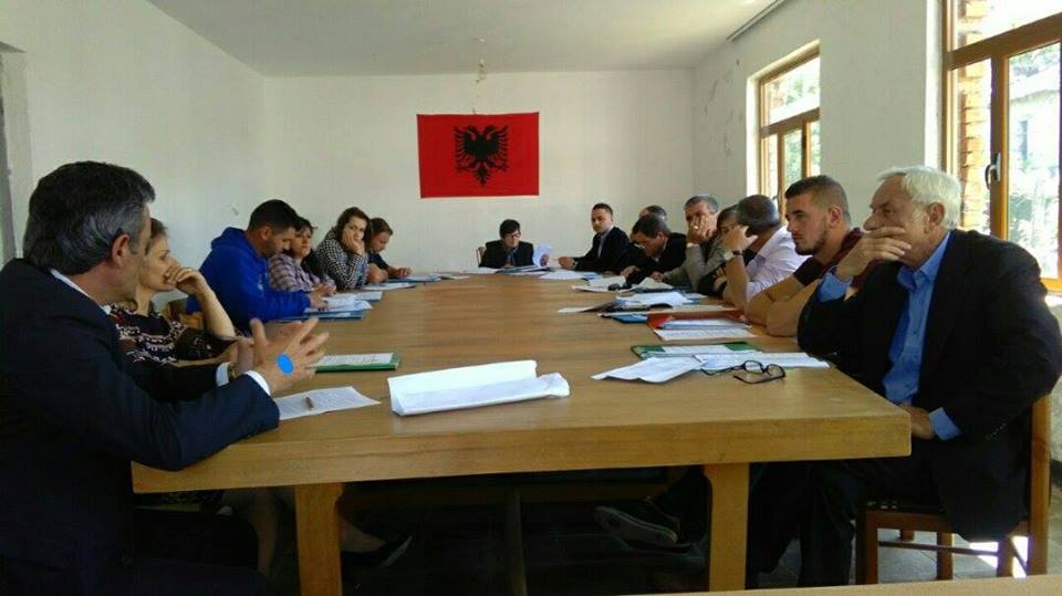 Bashkia Libohovë, paga shpërblim për kryepleqtë e fshatrave. Lë mandatin një këshilltar i PD-së