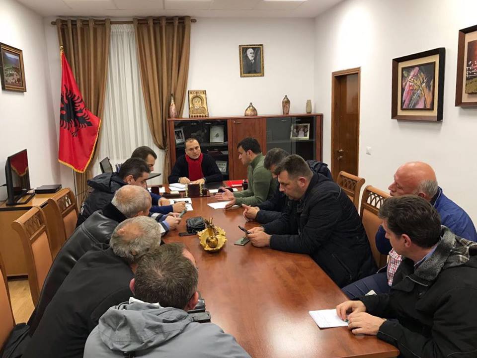 Prefekti i Gjirokastrës shmang Shtabin e Emergjencave, bën mbledhje me një strukturë të ‘çuditshme’ (FOTO)