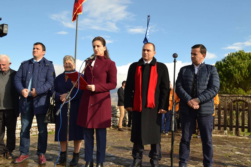 Gjirokastra 105 vjet e pavarur, Zamira Rami dhe Astrit Aliaj çojnë flamurin në Kalanë e Argjirosë (FOTO)