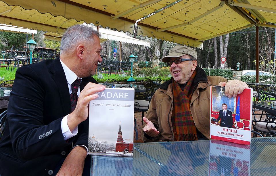 ‘Dy europianë në qytet’, shihni me cilin deputet e pi kafen shkrimtari Ismail Kadare (FOTO)