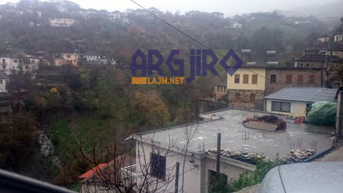 Gjirokastër, shembet një masiv dheu pranë Urës së Nanxës, rrezikojnë disa banesa (FOTO)