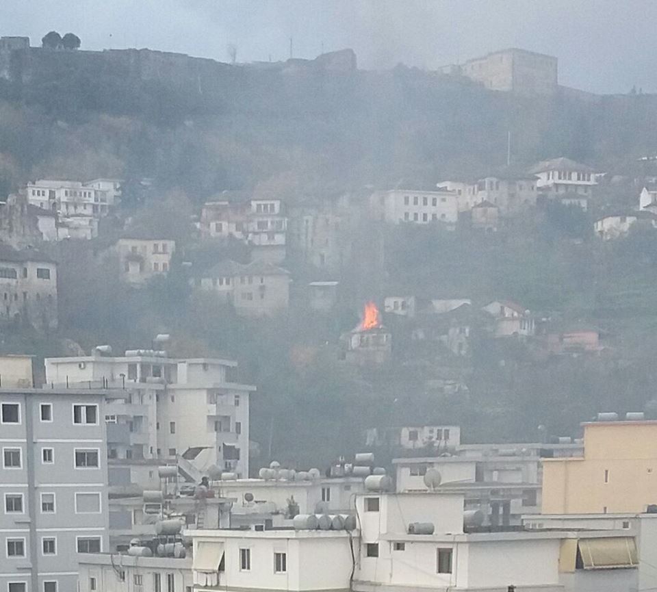 Shtëpia e djegur në Gjirokastër, pronë e kameramanit të TVSH-së