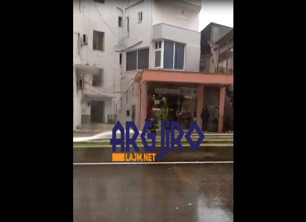 Përmbyten disa dyqane në ’18 Shtatori’ (VIDEO)