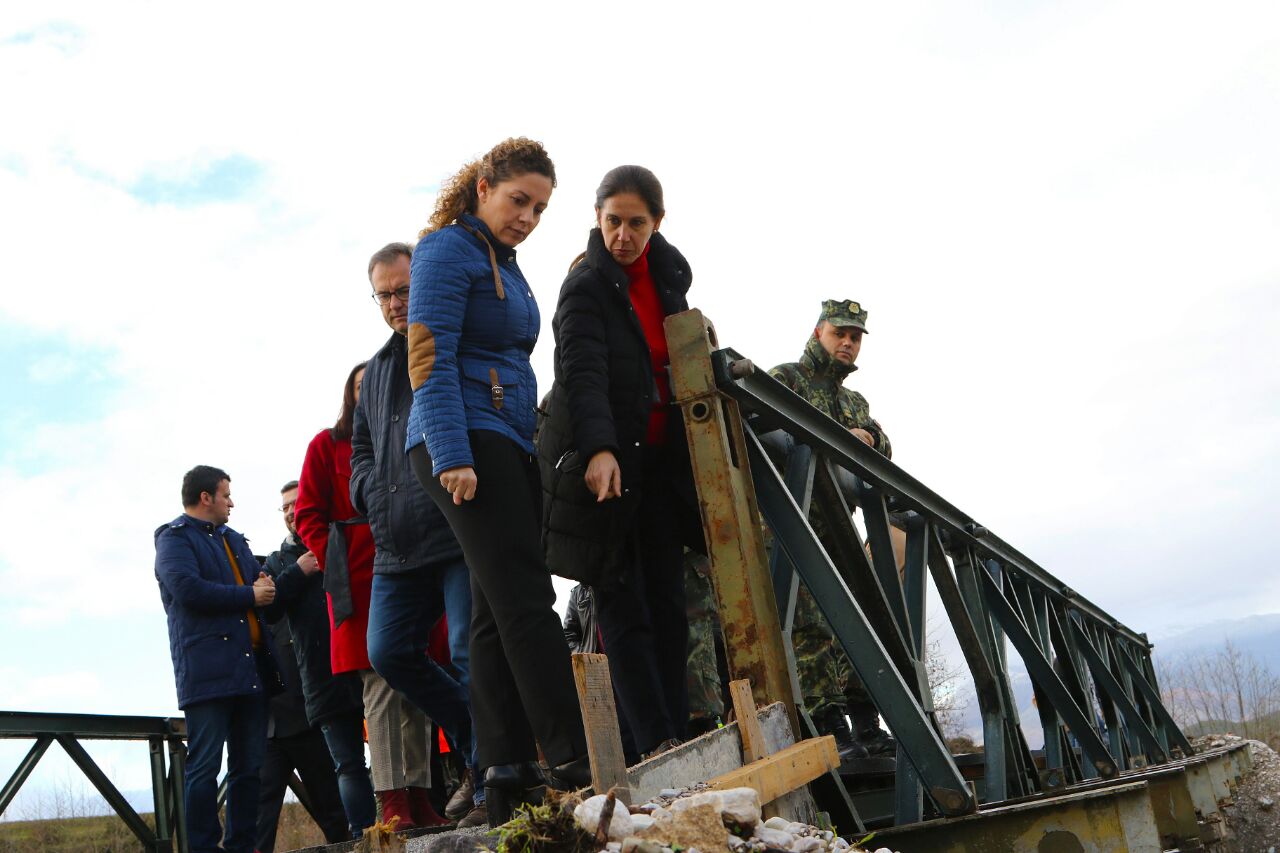 Përmbytjet, ushtria ndërton dy ura në Dropull e Delvinë