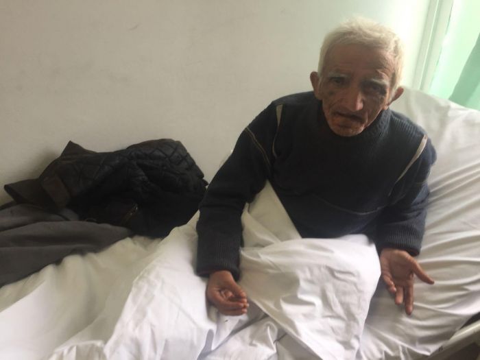 Dhunohet i moshuari invalid për 15 mijë lekë, frikë se mos grabitësi rikthehet