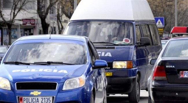 Taksisti i marrë peng rrëfen tmerrin: Më futën në bagazhin e makinës dhe…