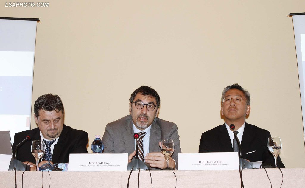 Deputeti i Gjirokastrës thumbon ambasadorin amerikan, e llogarit si deputet të PS-së