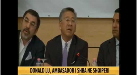 Ambasadori amerikan pyet deputetin e Gjirokastrës: Ku janë të tjerët, ende në krevat? (VIDEO)