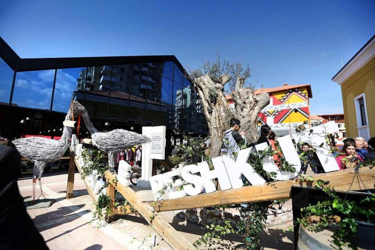 Njihuni me ‘Krisiko ART’, sipërmarrja e dekorit dhe eventeve, biznesi i të riut me origjinë nga Libohova